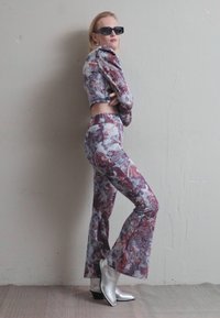 KOCHÉ PANTS - Pantalon classique - red/blue/white