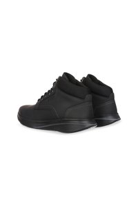 Czarne buty sportowe w stylu wysokich sneakersów, ze gładką skórzaną powierzchnią i teksturowanym kołnierzem z materiału. Posiadają sznurowadła i białe przeszycia.