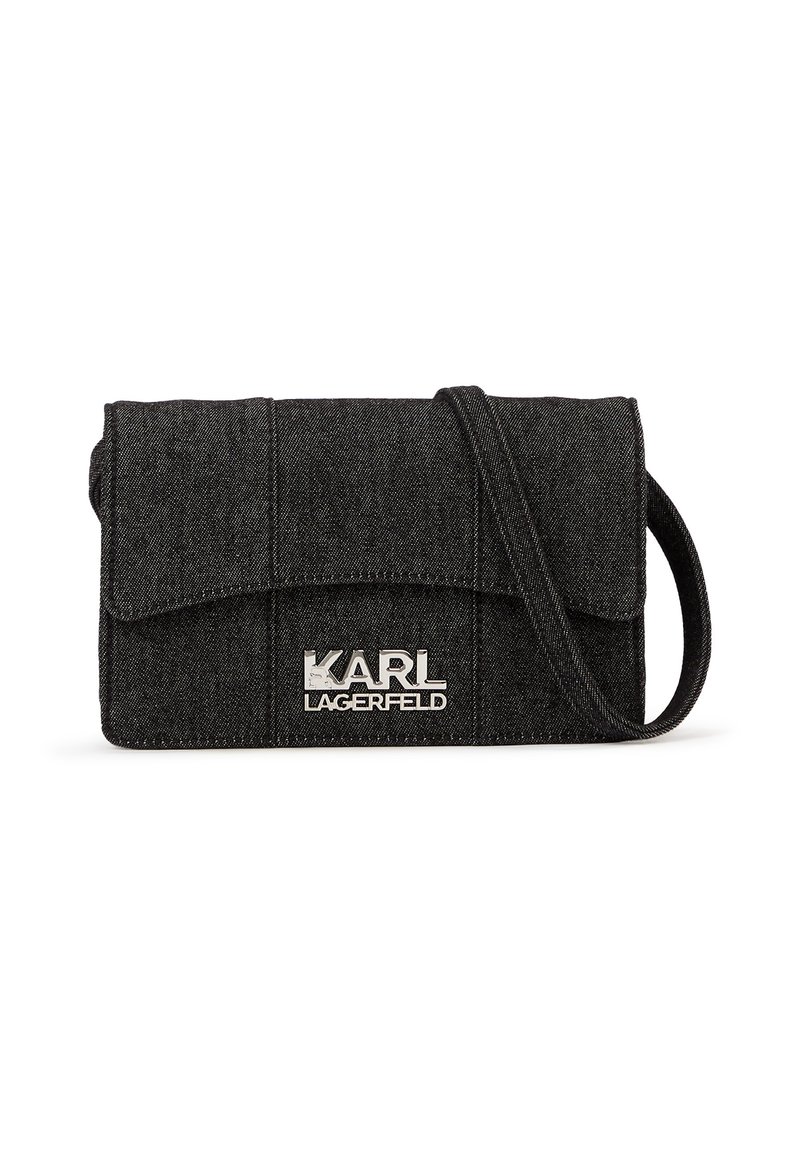 Sac en denim noir à bandoulière avec une fermeture à rabat, arborant le logo argenté "KARL LAGERFELD", un tissu texturé et une sangle d'épaule.