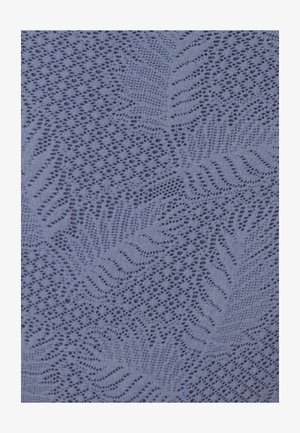 Tissu tricoté en violet clair avec un motif de feuille de fougère, caractérisé par des détails de dentelle complexe et des points texturés.