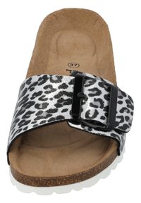 Leren slipper met luipaardprint, zwarte band en gesp, kurken voetbed, witte zool en een gladde, glanzende afwerking op het bovenmateriaal.