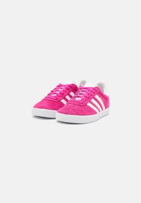 adidas Originals GAZELLE UNISEX - Tenisice - semi lucid fuchsia/footwear white/gold metallic