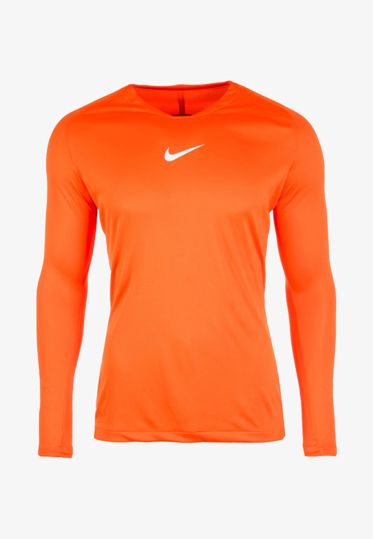Maglietta atletica a maniche lunghe in tessuto arancione brillante. Presenta un colletto rotondo e un logo Nike bianco a forma di swoosh sul petto. Texture liscia.