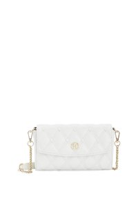 Borsa in pelle bianca trapuntata con hardware dorato, tracolla a catena e motivo a diamante. Presenta una chiusura a patta frontale e un dettaglio del logo sulla parte anteriore.