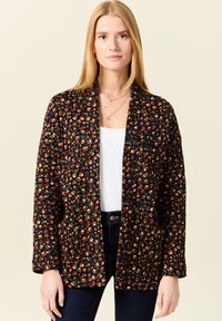 Zwarte cardigan met bloemenpatroon, open voorkant, lange mouwen en twee voorzakken. Zachte stof met levendige kleuren en een gestructureerd ontwerp.