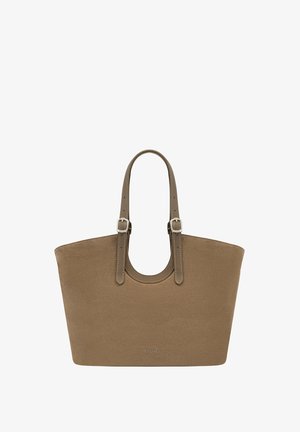 Bolsa tote color camel hecha de material texturizado, con dos asas resistentes con hebillas plateadas y una apertura superior redondeada. Sin detalles visibles de logotipo.