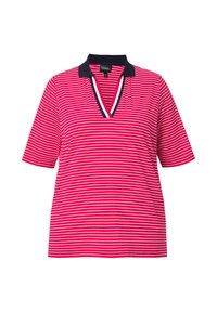Polo rose et blanc à rayures avec des manches courtes, col en V et un col marine. Le tissu semble lisse avec une coupe décontractée.