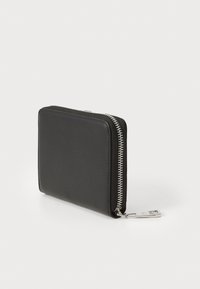 Portafoglio nero in pelle, di forma quadrata, con chiusura a zip argentata e una texture elegante. Nessun logo o motivo visibile.