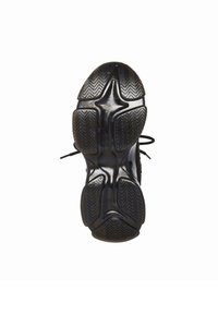 Suela de zapato atlético negro con goma texturada para tracción, que presenta un patrón de zigzag y una forma de puntera redondeada. Incluye cordones y detalles mínimos.