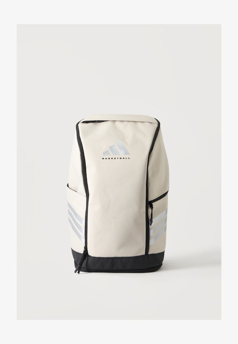 Grand sac à dos de sport blanc et noir avec poches latérales, fermetures éclair verticales et un logo de basket-ball au centre avant.