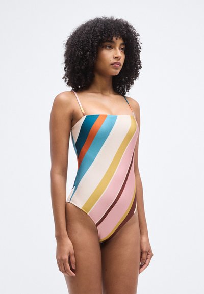 Ολοσωμο μαγιό πολύχρωμο με κάθετες ρίγες σε ροζ, μπλε, πορτοκαλί, κίτρινο και καφέ χρώματα· λεπτές τιράντες στους ώμους· υφή υφάσματος λεία.