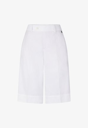 Pantalones cortos blancos a la rodilla con cinturilla, trabillas para cinturón, bolsillos laterales, cierre frontal con botones y una pequeña etiqueta con logo negro en el lado derecho.