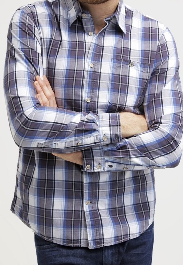 Paidat, joissa on ruudullinen kuvio sinisessä, violetissa ja valkoisessa. Ominaisuuksiin kuuluvat pitkät hihat, rintatasku ja kevyt kangas pehmeällä tekstuurilla.