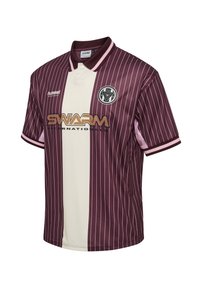 Koszulka w paski w kolorze bordo i białym z kołnierzykiem; posiada logo oraz napis „SWARM INTERNATIONAL” w kolorze złotym. Wykonana z oddychającego materiału.