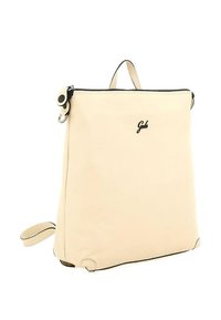 Zaino in pelle beige morbida con un design minimalista, dotato di una cerniera superiore, spallacci regolabili e un logo sottile impresso sulla parte anteriore.