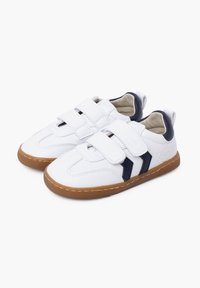 Sneakers bianchi in pelle con accenti blu navy, due cinturini in velcro, una parte superiore texturizzata e suole in gomma marrone. Presentano dettagli cuciti.