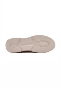 Schuhsohle in einem hellbeigen Farbton mit strukturierten Griffmustern und einem geschwungenen Design. Verfügt über geformte Bereiche für eine verbesserte Unterstützung.