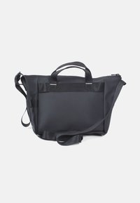 Borsa multifunzionale nera realizzata in tessuto resistente, dotata di due manici robusti, tracolla staccabile e chiusura con zip.