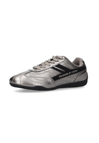 Metallisch silberner Sportschuh mit einer strukturierten Oberfläche, schwarzen Streifen und einer schwarzen Gummisohle. Verfügt über eine Schnürverschluss und Logo-Details.