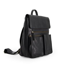 Schwarzer Leder-Rucksack mit Klappenverschluss, zwei vorderen Reißverschlusstaschen und verstellbaren Schulterriemen. Mit einer strukturierten Oberfläche und goldenen Beschlägen.