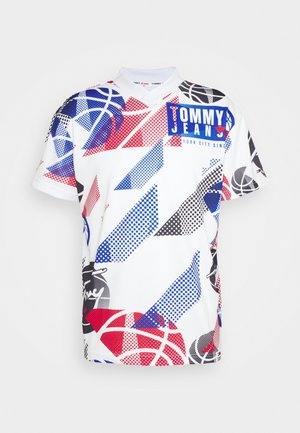 Korte mouw jersey van witte stof met een kleurrijk geometrisch patroon in rood, blauw en zwart, versierd met basketbalgraphics en een logo.