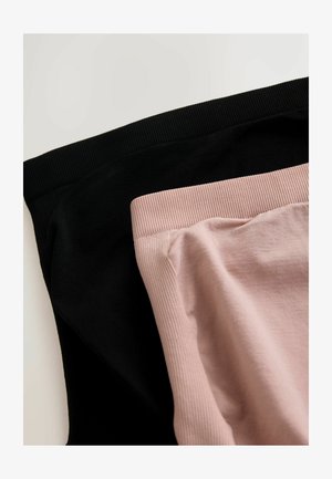 Trois paires de bas ajustés en noir et rose clair, dotés d'un tissu doux et de détails à taille côtelée, empilées sur une surface claire.