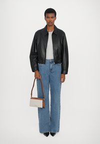 MICHAEL Michael Kors EMPIRE - Sac à main - vanilla/acorn