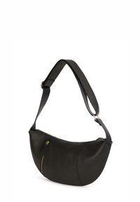 Zwarte leren schoudertas in hoefijzervorm met verstelbare brede riem en gouden ritszak aan de voorkant, geïsoleerd op een witte achtergrond.