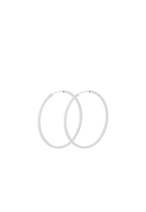 O pereche de cercei subțiri din metal argintiu, în formă de cerc, cu închizători mici, pe un fundal alb.
