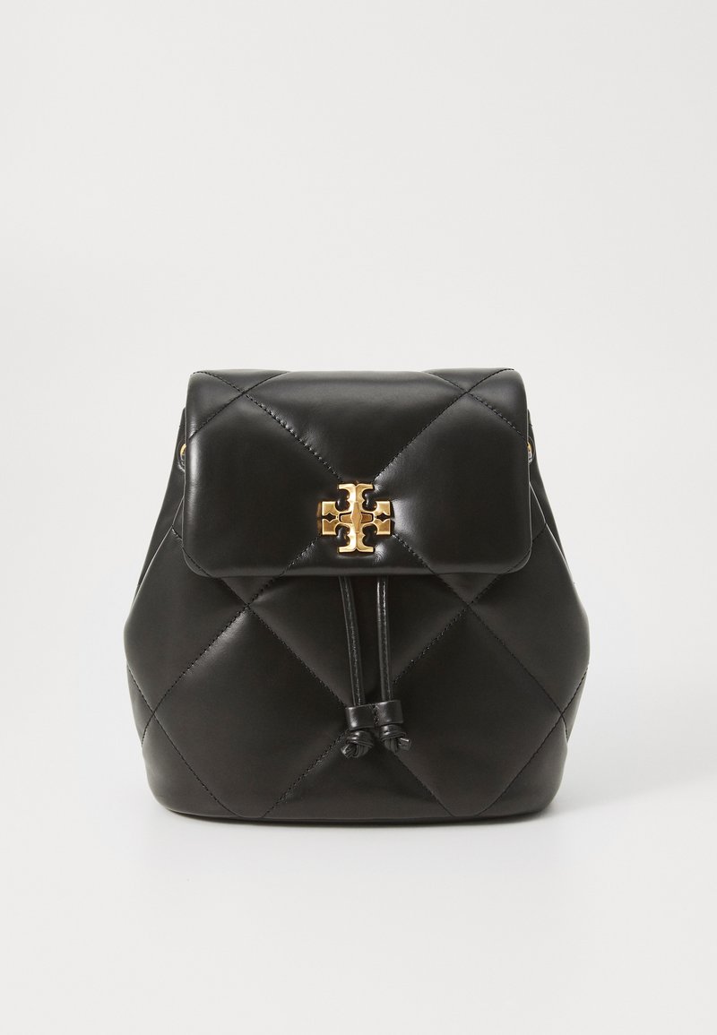 Μαύρο κουβερτισμένο δερμάτινο σακίδιο με μαγνητική παρεμβύθρα, κλείσιμο με κορδόνι και χρυσό λογότυπο μπροστά, διαθέτοντας λεία υφή.