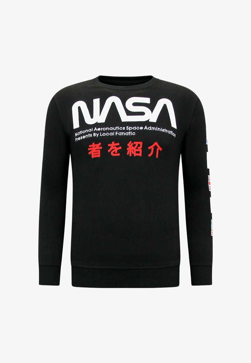 Zwarte trui met ronde hals, met witte NASA-tekst en rode accenten, plus patches van vlaggen van meerdere landen op de mouwen.