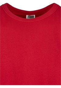 Piros pamut póló kerek nyakkal és rövid ujjakkal, sima textúrával, amelynek belső részén az "URBAN CLASSICS" felirat található.