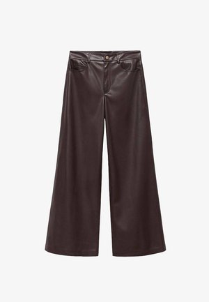 Braune Kunstleder-Hosen mit weitem Bein und hohem Bund, ausgestattet mit frontalen Taschen und einem klassischen Knopfverschluss. Weiche Textur und matte Oberfläche.