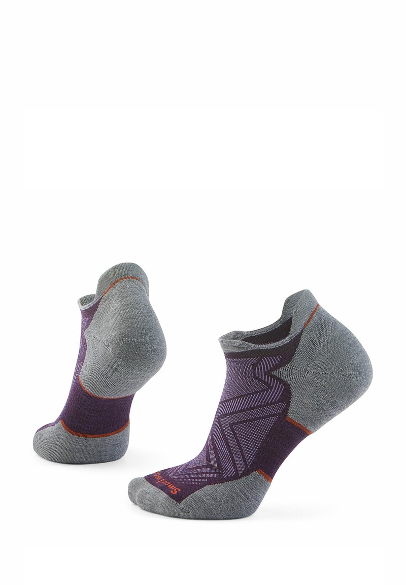 Une paire de chaussettes de sport basses en gris et violet avec des motifs géométriques et des accents orange, présentée sur un fond blanc.