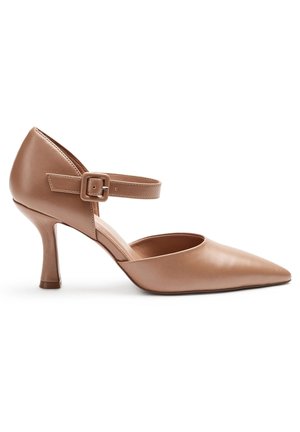 Brązowe skórzane czółenka Mary Jane z ostrym noskiem, o średniej wysokości, rozszerzającej się obcasie i regulowanym pasku z klamrą na białym tle.