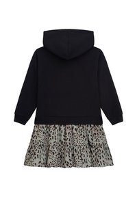 Schwarzer Kapuzenpullover mit langen Ärmeln, kombiniert mit einem gestuften, leopardgemusterten Rock in gedämpften Grün- und Brauntönen.