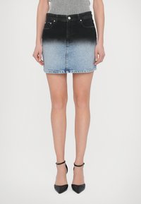 Denim svārki ar gradientu no melnas līdz zilai, pieguļošs siluets, pieci kabatas un pogu aizdare.