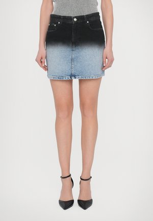 Denim-skjørt med gradientdesign fra svart til blå, tilpasset silhuett, fem lommer og knappelukking.