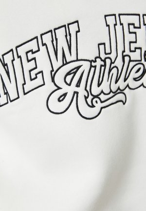 Weißer Baumwoll-Sweatshirt mit schwarzem gesticktem Text "NEW JERSEY Athletics." Die Schriftart ist eine Mischung aus fetten und kursiven Stilen.