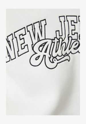 Biała bawełniana bluza z czarnym haftowanym napisem "NEW JERSEY Athletics." Cząstka czcionki ma mix pogrubionych i kursywnych stylów.