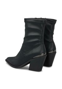 Botas negras hasta el tobillo, hechas de cuero suave, con un diseño arrugado, puntera afilada y tacón grueso con acentos metálicos.