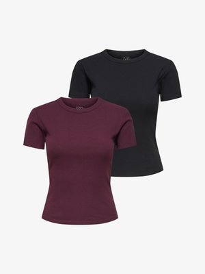 To korte ærmede T-shirts med ribstruktur og rund hals, den ene i mørkelilla forrest og den anden i sort bagved, vist mod en hvid baggrund.