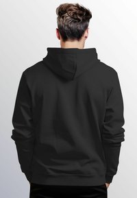 Schwarzer Kapuzenpullover mit verstellbarem Kordelzug, langen Ärmeln und einer Kängurutasche. Weicher Stoff mit glatter Textur und einer lässigen Passform.