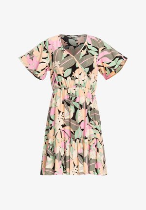 Vestido com estampa floral em fundo preto, apresentando folhas em tons de rosa pastel, verde menta e bege. Decote em V, mangas curtas e bainha com babados em camadas.