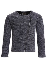 Czarna i szara zapinana na zamek kurtka wykonana z teksturowanej tkaniny, z ukośnym zamkiem z przodu i długimi rękawami.