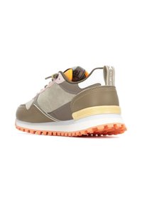 Zapatillas en verde oliva y suede gris claro con acentos blancos. Diseñadas con una suela exterior de goma texturada en naranja y un collar acolchado.