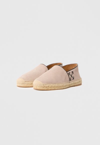 Šviesiai bežiniai zomšiniai espadriliai su jutiniais viršais. Su siūtu pirštų galiuku ir juodu atspaudu šone.