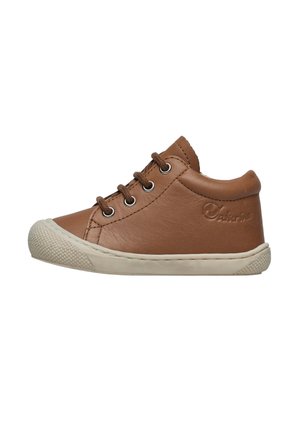Baskets en cuir marron avec bout rond, semelle en caoutchouc blanche, deux paires d'œillets et détail de logo embossé sur le côté. Surface texturée.