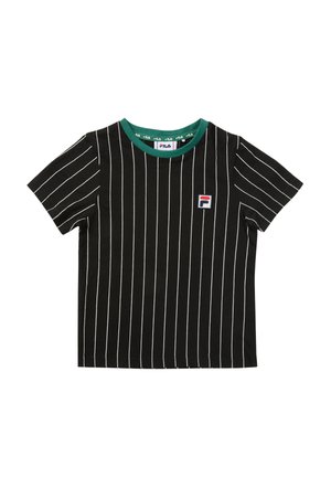 Camisa negra de manga corta con finas rayas verticales blancas, ribete verde en el cuello y un pequeño parche con el logo de FILA en el pecho izquierdo.