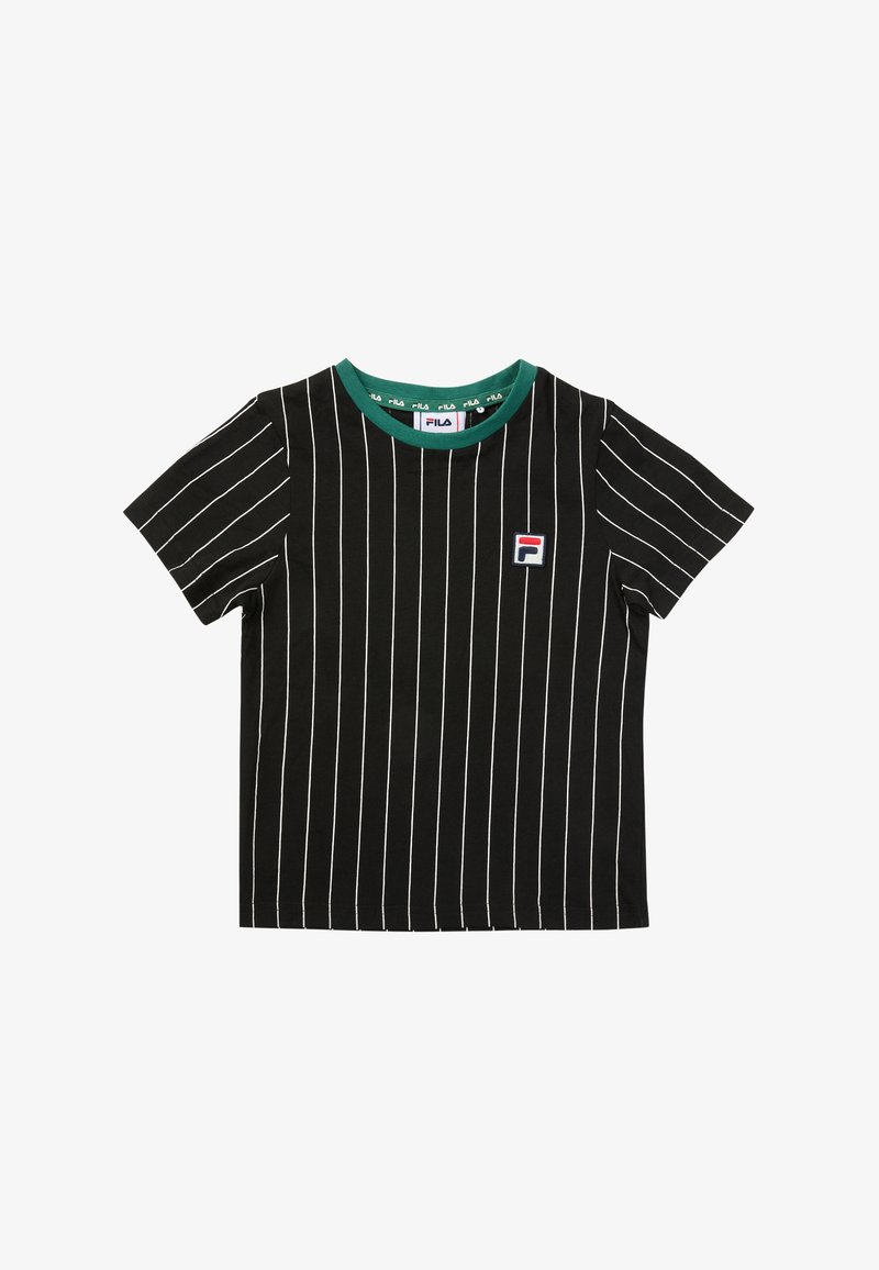Camisa negra de manga corta con finas rayas verticales blancas, ribete verde en el cuello y un pequeño parche con el logo de FILA en el pecho izquierdo.